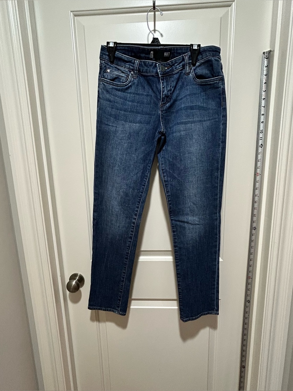 Kut from the Kloth Women's size 6 Straight Jeans in Dark Blue Wash. Like New.